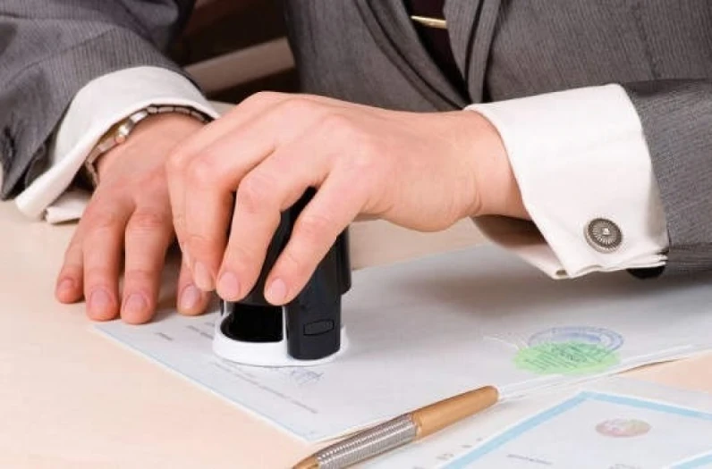 Ποιες υπηρεσίες και ποια πρόσωπα μεταφράζουν νόμιμα αλλοδαπά δημόσια έγγραφα