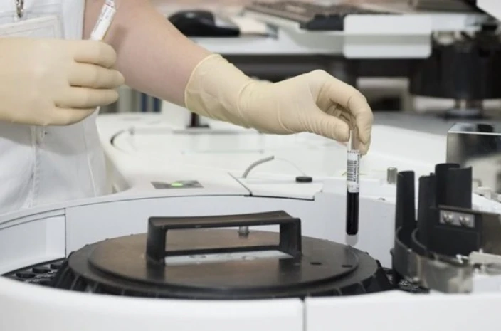 ΚΟΡΩΝΟΪΟΣ – ΕΡΕΥΝΑ: Παραμένει επί ώρες στα δωμάτια