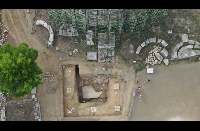 ανακάλυψη οικοδομήματος κάτω από τη Θολό