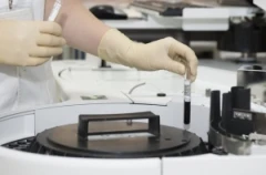 ΚΟΡΩΝΟΪΟΣ – ΕΡΕΥΝΑ: Παραμένει επί ώρες στα δωμάτια