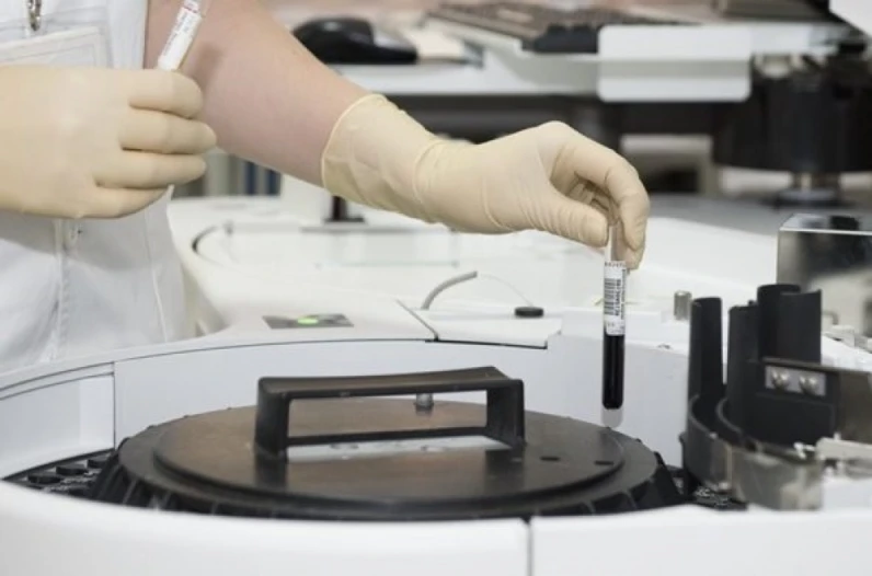 ΚΟΡΩΝΟΪΟΣ – ΕΡΕΥΝΑ: Παραμένει επί ώρες στα δωμάτια