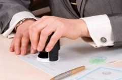 Ποιες υπηρεσίες και ποια πρόσωπα μεταφράζουν νόμιμα αλλοδαπά δημόσια έγγραφα