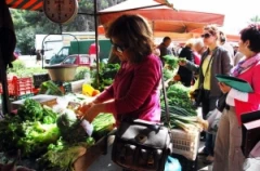 Ν. Παπαθανάσης: «Σπάνε στα δύο» οι λαϊκές αγορές λόγω κορωνοϊού