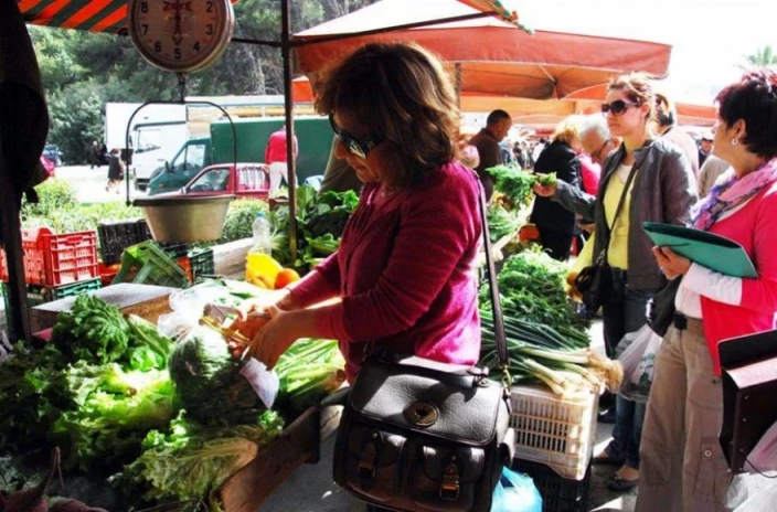 Ν. Παπαθανάσης: «Σπάνε στα δύο» οι λαϊκές αγορές λόγω κορωνοϊού